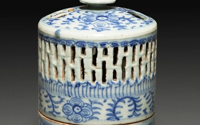 LANTERNE en porcelaine et émaux bleu blanc, la partie supérieure ajourée de motifs auspicieux et géométriques, et ornée de fle...