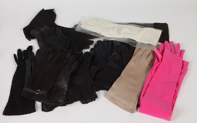 LARGE SELECTION OF VINTAGE GLOVES- SELECTION OF WOMEN'S GLOVES. -...