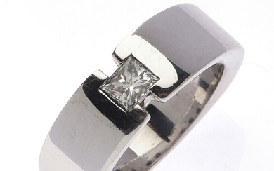 Lot 106 BAGUE en or gris 750/°° orné d'un diamant de taille princesse de 0.49 ct couleur...