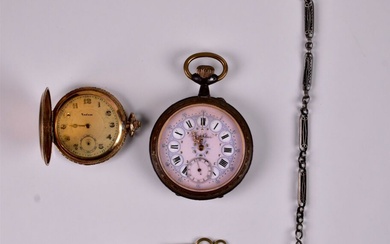 Lot horloger comprenant un régulateur en métal à fonds rose (7 cm de diamètre), une...