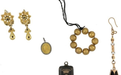 Lotto composto da diversi oggetti in oro giallo