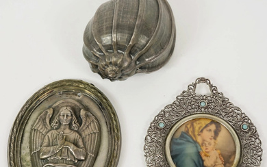 Lotto di due oggetti in argento ed una conchiglia argentata, misure max cm 8,5x7, peso dell'argento gr.30 circa