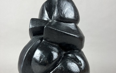 Loulou SCHILD (1943) Sujet en céramique noire de forme mouvementée Hauteur 36 cm