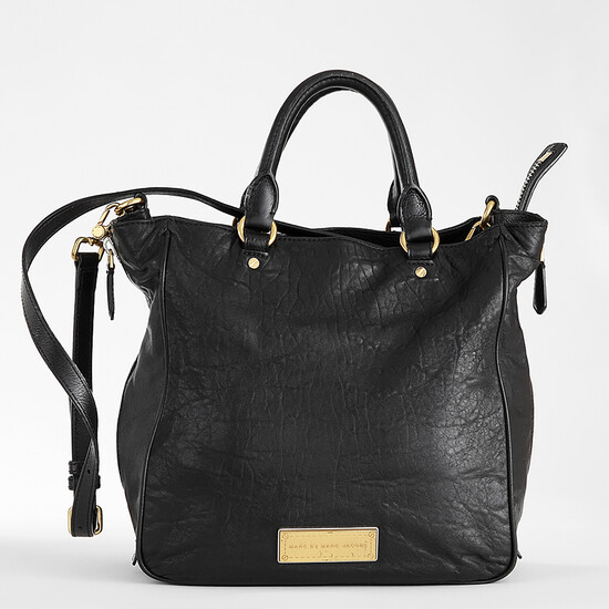 MARC JACOBS Handbag in black leather Gilted hardware Zip closure...