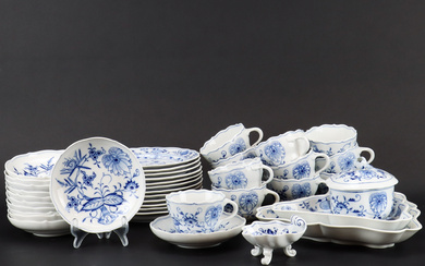 MEISSEN, Porcelain, 40 pieces, porcelain, onion pattern. Germany. 20th century.