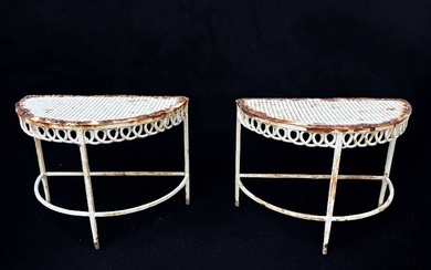 Mathieu MATÉGOT (1910-2001) Paire de petites tables d'appoint demi-lune en métal laqué blanc. Tôle perforée....
