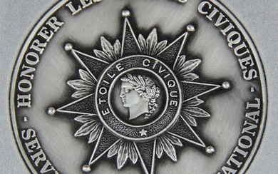 Médaille Etoile civique en métal argenté,... - Lot 6 - Kahn & Associés