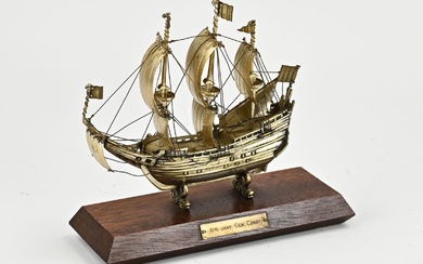 Navire miniature en argent, 835/000, trois maîtres, sur un socle en bois avec plaque :...