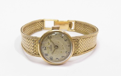 OMEGA. Montre bracelet pour dame en or jaune (18K). Le cadran sur fond gris clair...