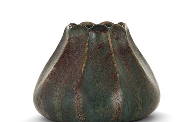 PIERRE-ADRIEN DALPAYRAT (1844-1910) Vase en grès porcelainique, col polylobé et corps tronconique, émail sang de bœuf à coulures ver...