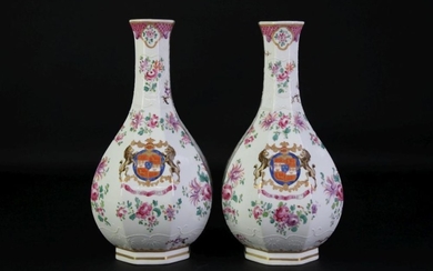 Pair of French vases in a Chinese export style with central armorials (H30cm)