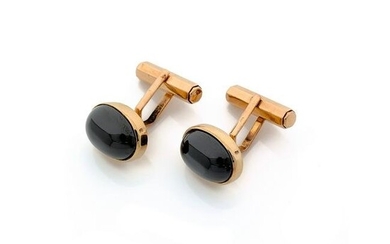 Pair of oval-shaped cufflinks in 18K yellow gold (750‰) set with quartz cat's eye cabochons