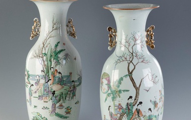 Paire de vases. Chine, dynastie Qing. Famille verte, 19e siècle. Porcelaine peinte à la main....