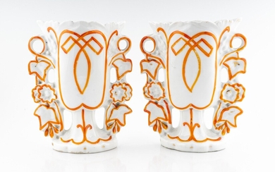 Paire de vases Louis-Philippe France, milieu du XIXe siècle en porcelaine blanche avec un passepoil...