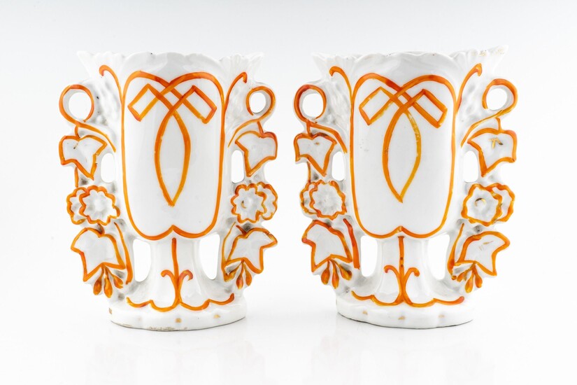 Paire de vases Louis-Philippe France, milieu du XIXe siècle en porcelaine blanche avec un passepoil...