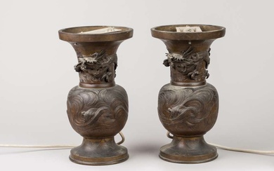 Paire de vases en bronze à décor de dragons, fin XIXe siècle, Hauteur 37 cm...