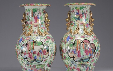 Paire de vases en porcelaine de Canton XIXème Poids: 8.60 kg Région: Chine Dimensions: H...
