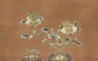 Panneau en soie brodée à fond corail Chine, XVIIIe siècle Rectangulaire, à décor en fils...
