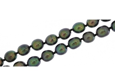 Peacock colour cultured pearl necklace, 94cm in length, 82.8...