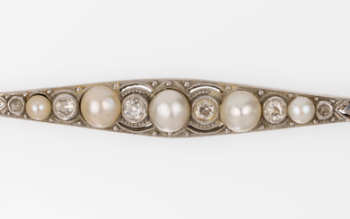 Platinum cultured pearl-diamond-brooch, germanaround 1900 , Platinum (tested), old cut...
