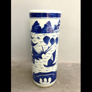 Portaombrelli cilindrico in porcellana bianca e blu decorato con paesaggio fluviale (h cm 60) (lievi difetti) Cina, sec. XX