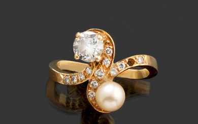 RING TOI ET MOI in 750 thousandths yellow gold (damaged ring) adorned with a cultured pearl and thirteen old-cut diamonds (one diamond missing), the largest weighing about 0.50 carat. Gross weight: 4 g TDD: 47 Diamond dimensions: 5.3 - 5.4 x 3 mm...