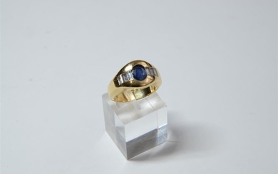 RING in gold (750) adorned with an oval...