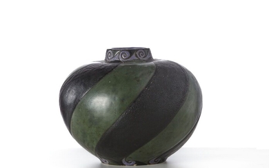 Raoul LACHENAL (1885-1956) Vase à panse renflée en grès émaillé noir et vert à décor...