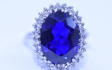 Ring in wit goud bezet met een prachtige 'Royal Blue' saffier van 12 caraat en...