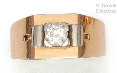 Rose gold bridge ring, set with a brilliant-cut diamond. Tour of doigt : 59. P. Rough 10.9 g.