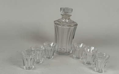 SAINT LOUIS. Service à liqueur en cristal comprenant six verres (H. 5 cm) et une...