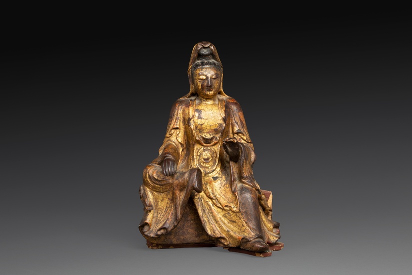 STATUETTE en bois laqué et doré, représentant la déesse Guanyin assise sur un socle. (Lacunes de dorure, accidents et fentes n...
