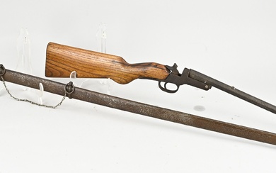 Sabre + fusil du 19ème siècle (défectueux). Le sabre a une poignée en bronze avec...