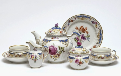 Service à thé "Château de Wroclaw", 21 pièces - KPM Berlin Porcelaine. Décor de couleurs...