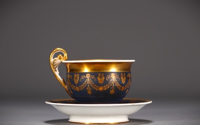 Tasse et sous tasse à chocolat en porcelaine bleue et or, Empire, XIXème. Poids: 540...