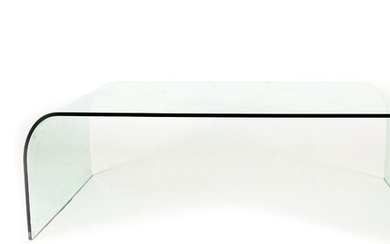 Tavolino da salotto in cristallo curvato. FLAI, cm. 36x111,5x60 (qualche...