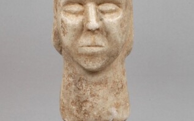 Tête antiqued'âge indéterminé, en marbre taillé, buste féminin entièrement sculpté avec des traits du visage...