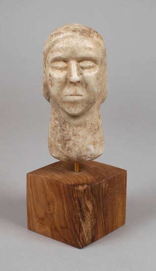 Tête antiqued'âge indéterminé, en marbre taillé, buste féminin entièrement sculpté avec des traits du visage...