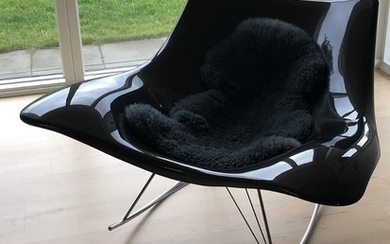 Thomas Pedersen: Stingray rocker, black shell and cromed steel frame. Manufactured by Fredericia Furniture. H. 83,5. W. 120. D. 114 cm.