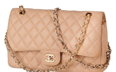 Timeless bag in beige quilted leather, gold-tone metal clasp with logo swivel on flap, gold-tone metal chain handle intertwined with leather in transformable color, back-plated pocket, beige leather interior