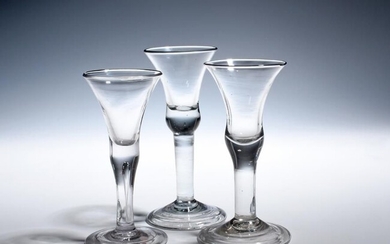 Trois verres à vin vers 1740-50, les bols en forme de cloche avec des bases...
