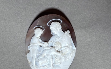 Un camée figurant la Vierge à l'Enfant accompagnée... - Lot 206 - De Baecque et Associés