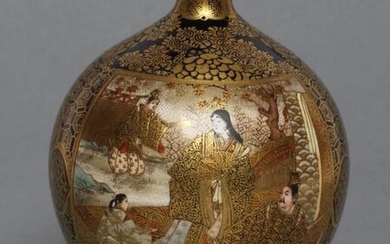 Un vase en terre cuite SATSUMA de forme globulaire, peint dans une palette typique et...