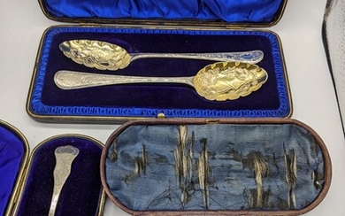 Une paire de cuillères à soupe en argent George IV avec des motifs gravés, sous...
