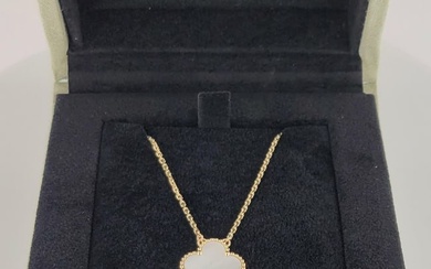 Van Cleef & Arpels Mother of pearl Pendant Chain 18K Yellow Gold