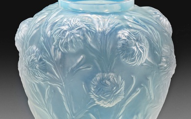 Vase Art Déco à décor de chardons de Sabino Forme ovoïde. Verre opalescent bleuté, partiellement...