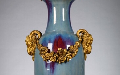 Vase en porcelaine de Chine flambé avec monture en bronze doré (h68 cm) (*)