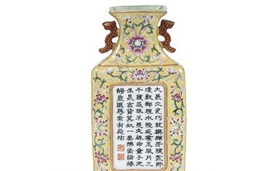 Vase mural en porcelaine émaillée "Famille rose", Chine, dynastie Qing, fin du XIXe siècle. Signé...