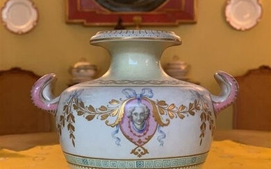 Vase urne en porcelaine polychrome, pastel... - Lot 6 - L'Huillier & Associés