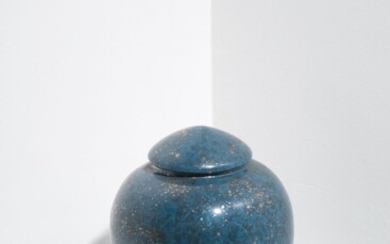 Vaso in ceramica blu con coperchio, lumeggiato in argento....